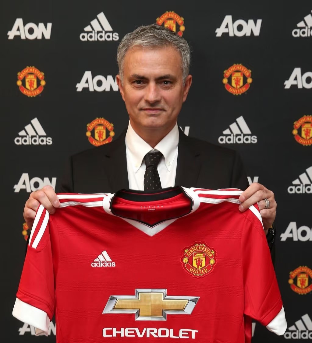 包含国王杯今晚走向成谜，曼联官宣签约，质疑声仍在，轮换策略成焦点的词条