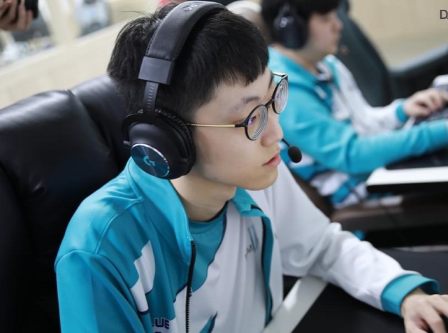 雷速直播-Doinb回归赛场，关键助攻首场状态亮眼，DWG观众沸腾！的简单介绍